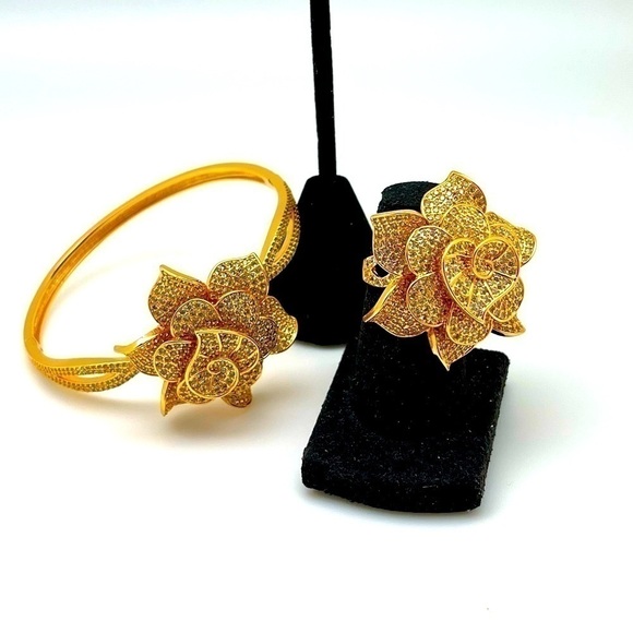 NEW SPARKLED Gold tone bling ring SZ 7 Rose shape - Picture 5 of 9